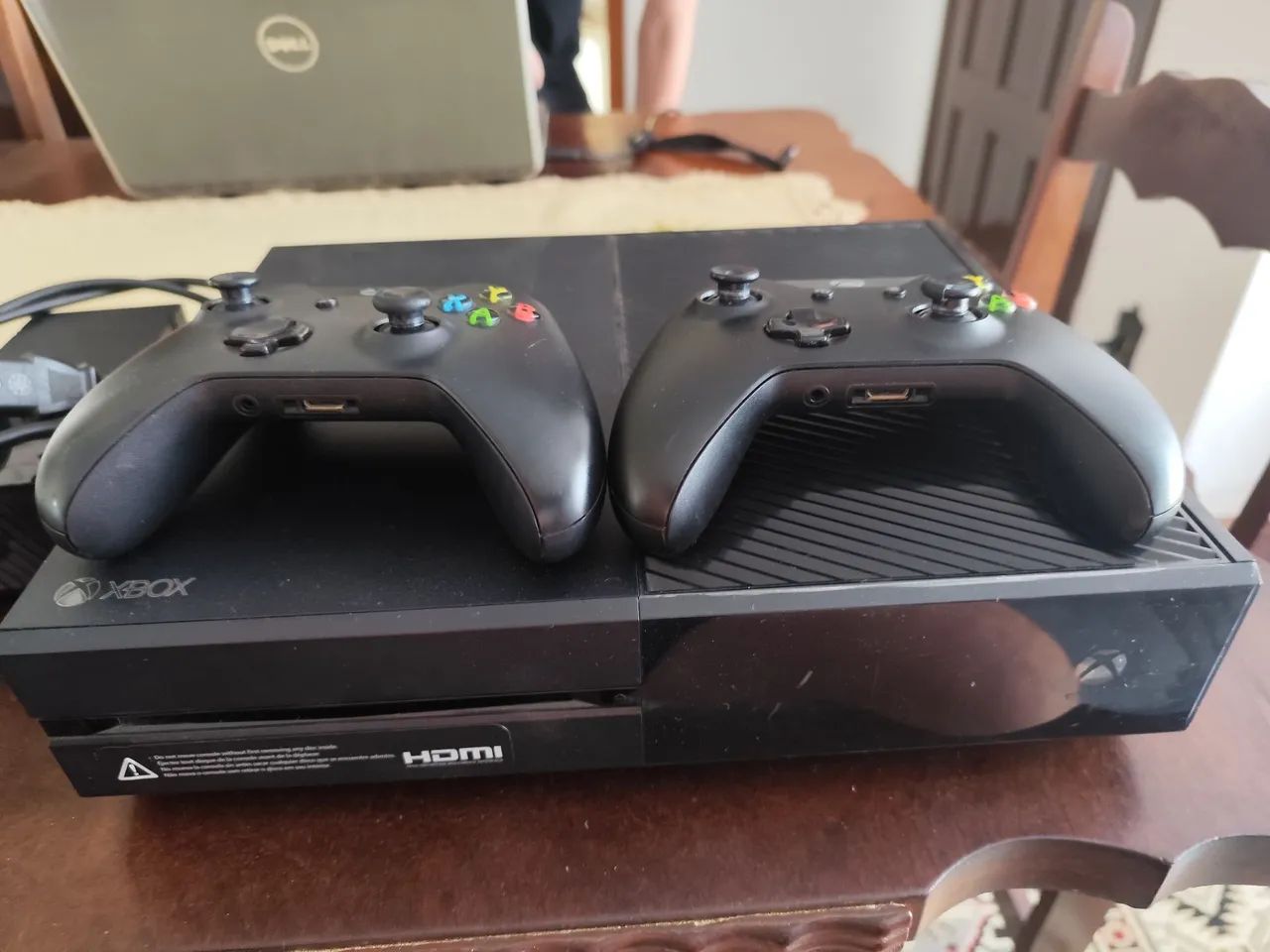 Xbox One com 2 controles + Outro Xbox para peças de reposição