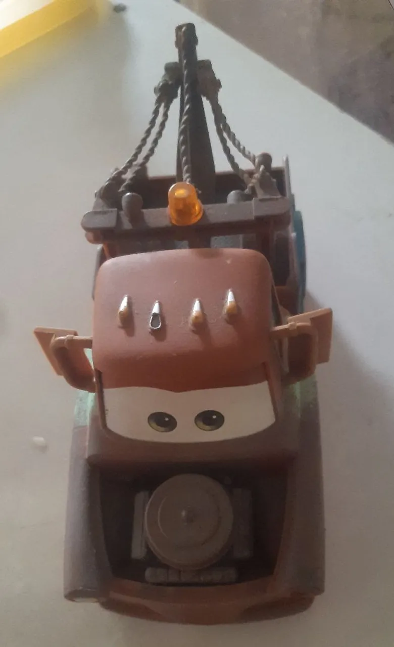 Carrinho de brinquedo Tow Mater antigo