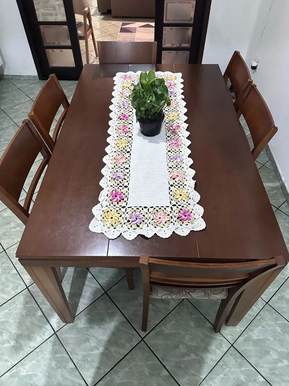 Mesa de madeira com 6 cadeiras estofadas  - Foto 4