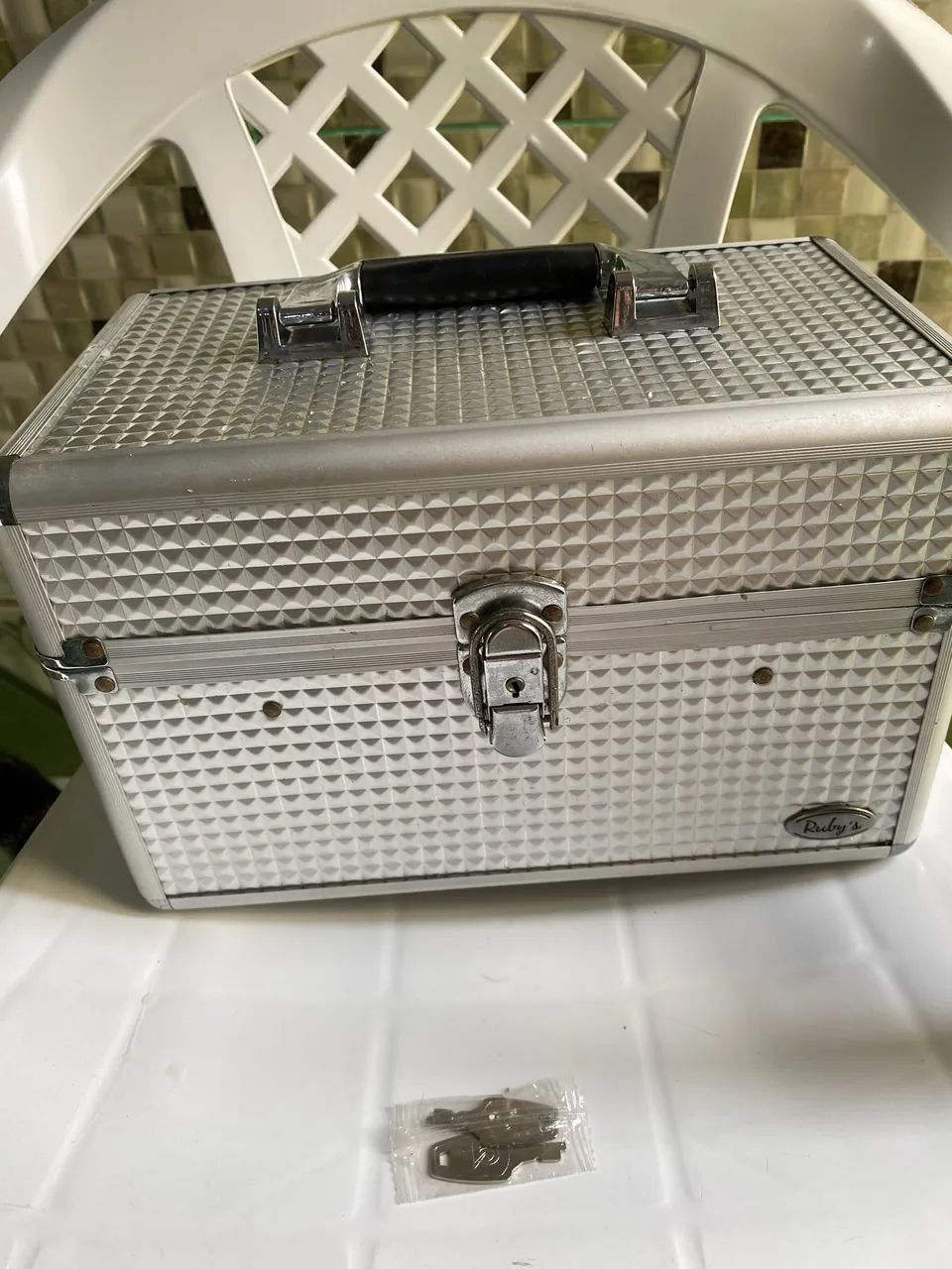 Maleta porta objetos com chave!