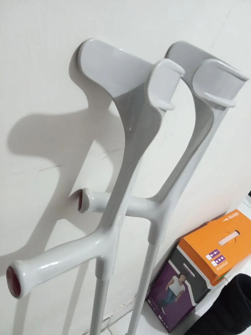 Bota Imobilizadora e Muletas - Foto 5