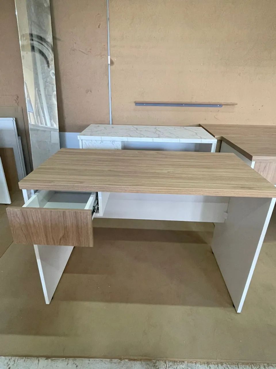 Mesa de escritório com gaveta em MDF Branco com amadeirado- Parcelo cartão - Foto 4