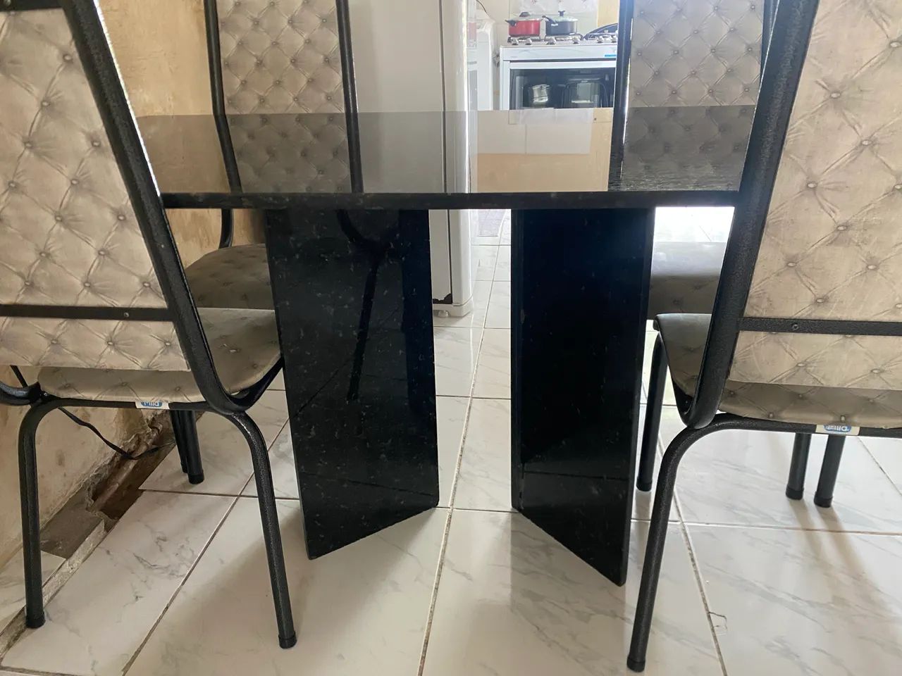 Mesa de mármore com 6 cadeiras 