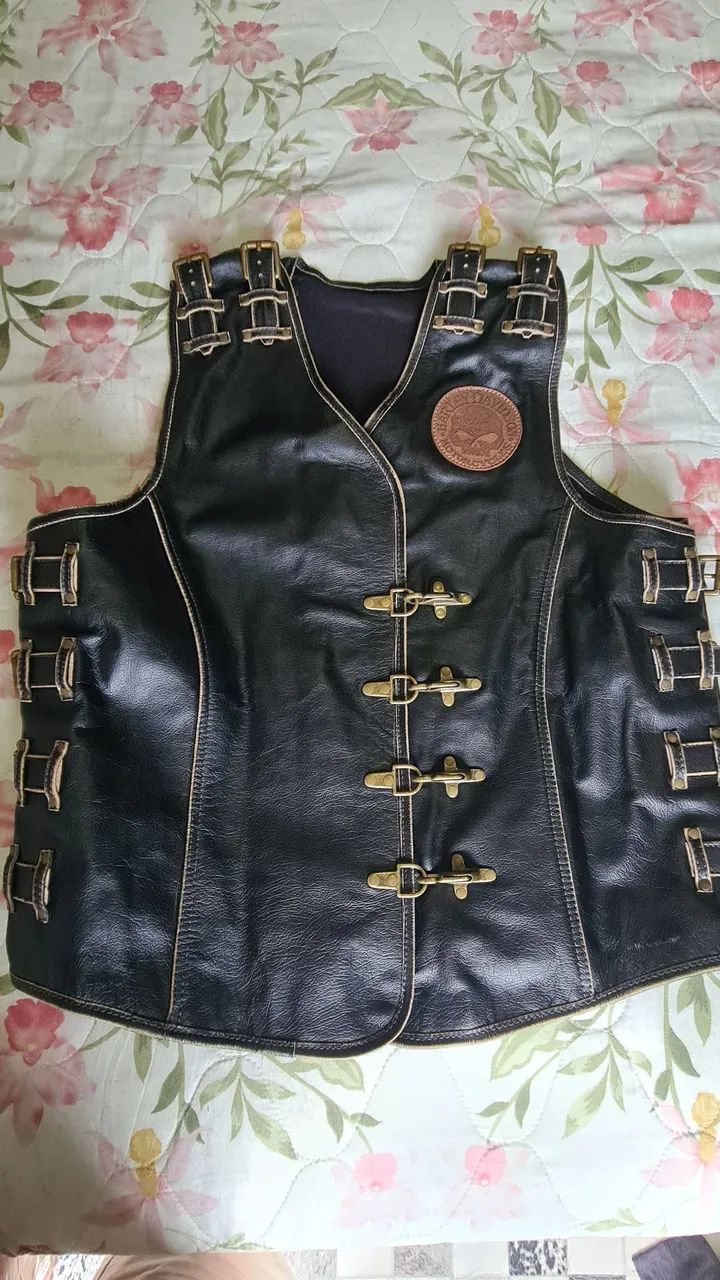 Colete de couro rústico,  moto Custom, modelo Harley Davidson, novíssimo. 