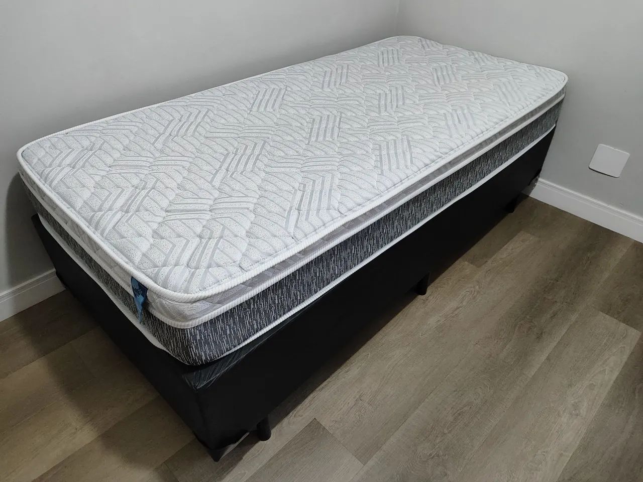Cama e colchão box solteiro