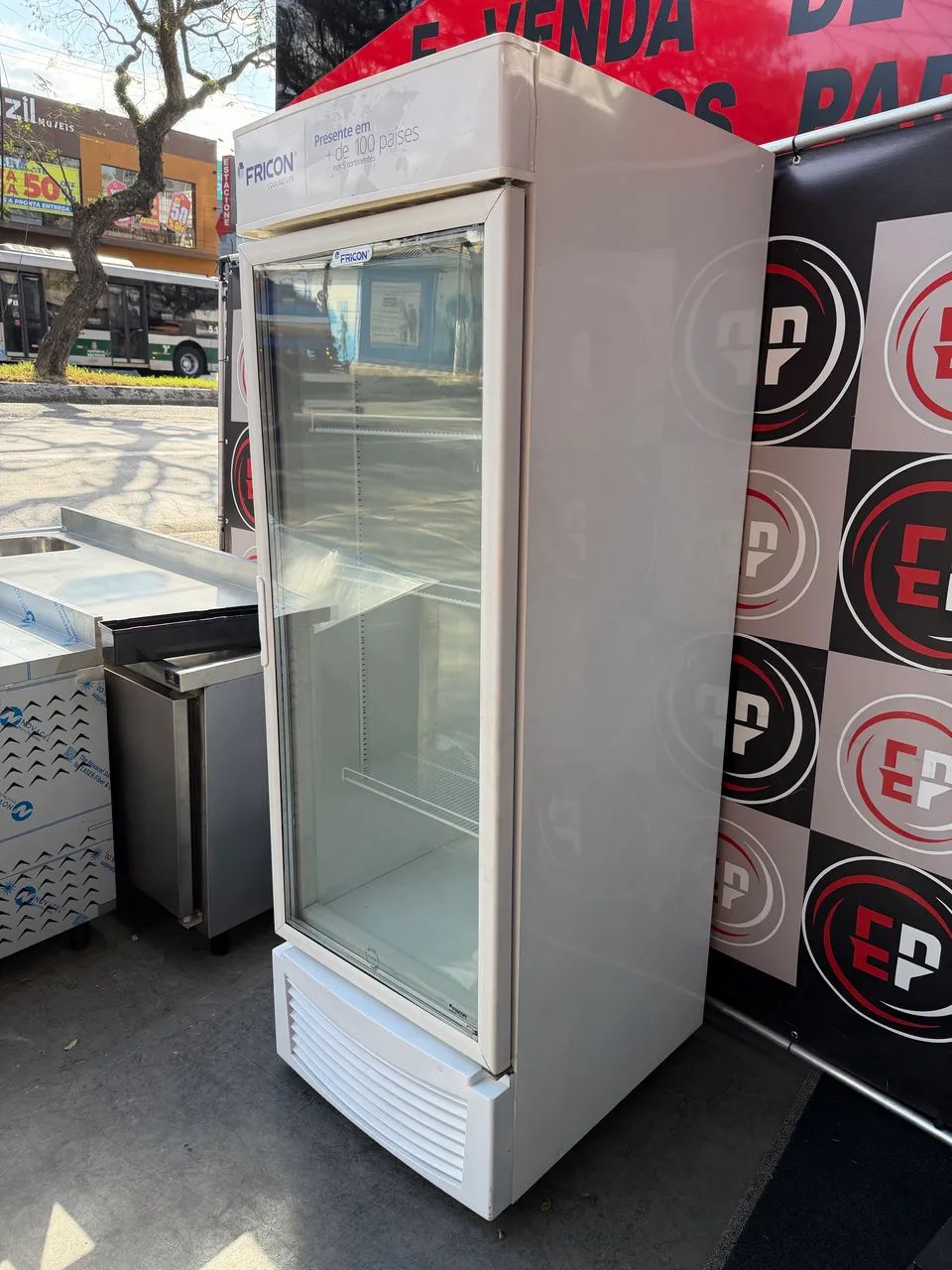 VENDO UM FREEZER EXPOSITOR VERTICAL FRICON  - Foto 3