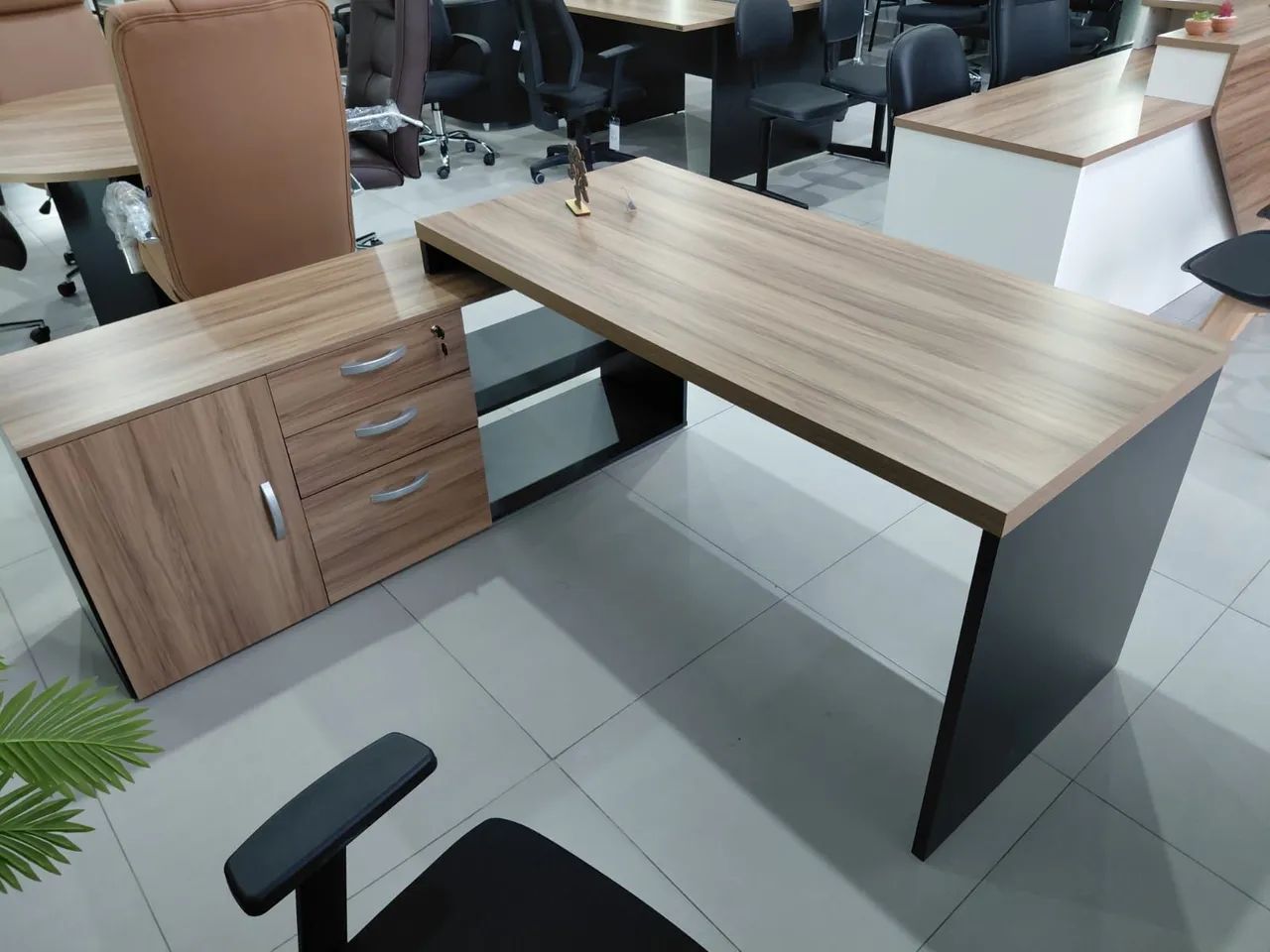 Mesa Executiva em L M30 Sevilha/Preto para Escritório - Foto 3