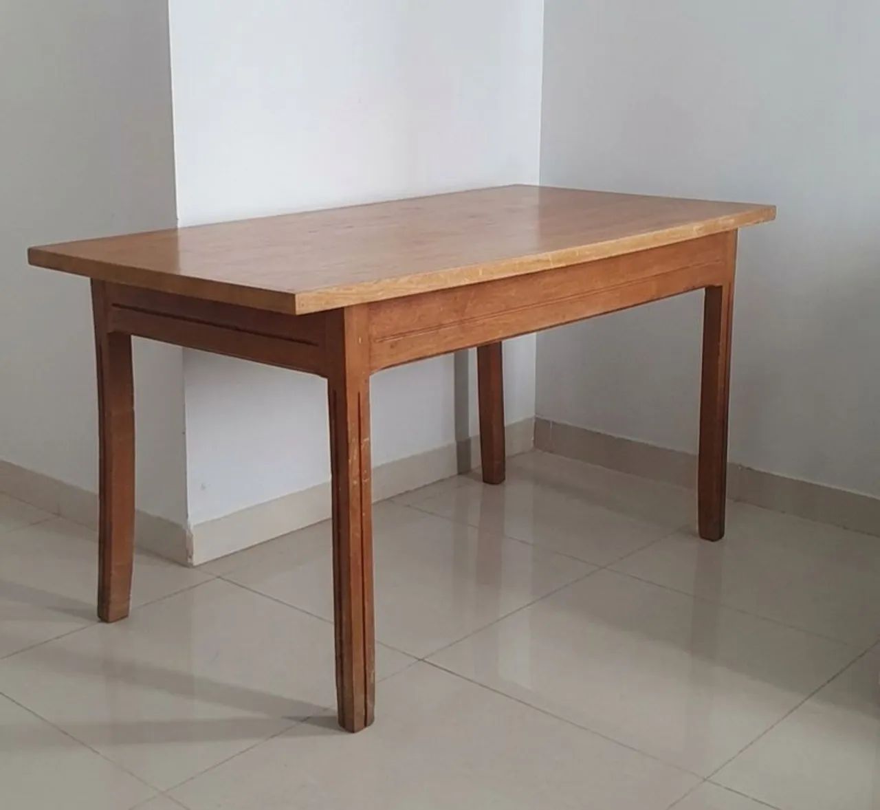VENDE-SE MESA DE MADEIRA COM 4 CADEIRAS 