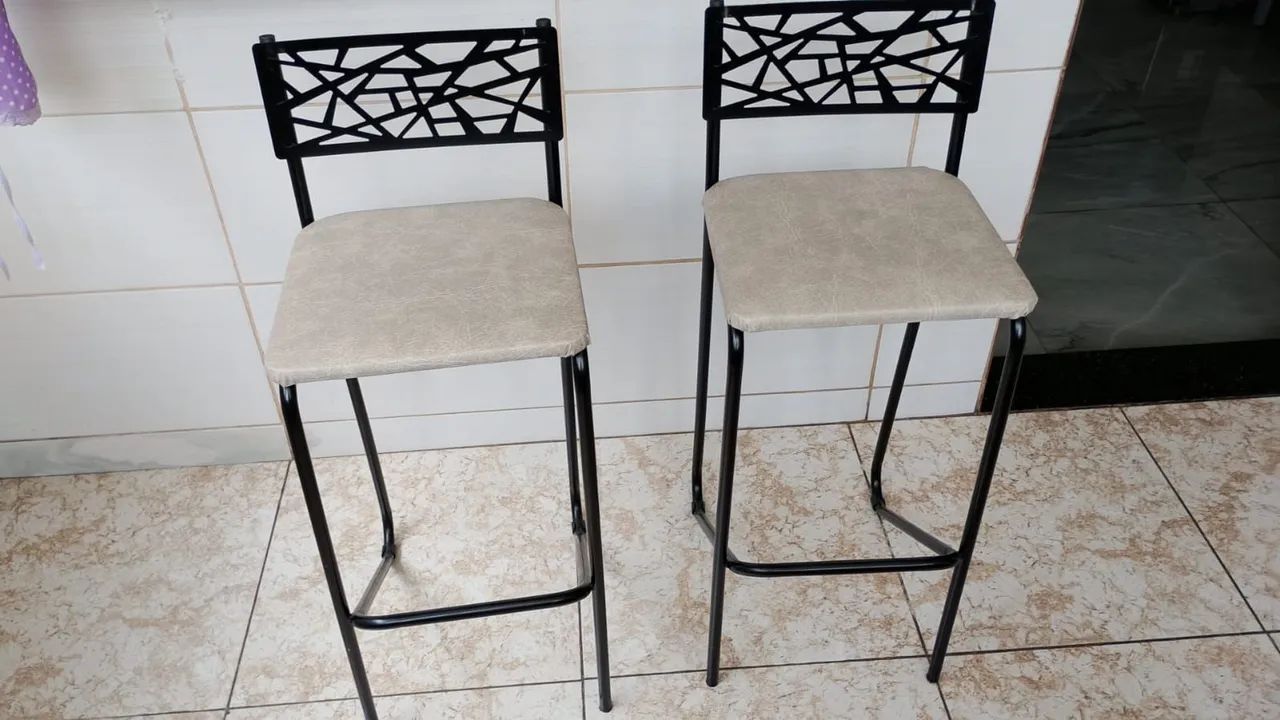 Vendo duas cadeiras altas para bancada