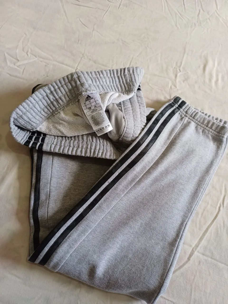 Calça de moleton Adidas cinza, tam G - Foto 3