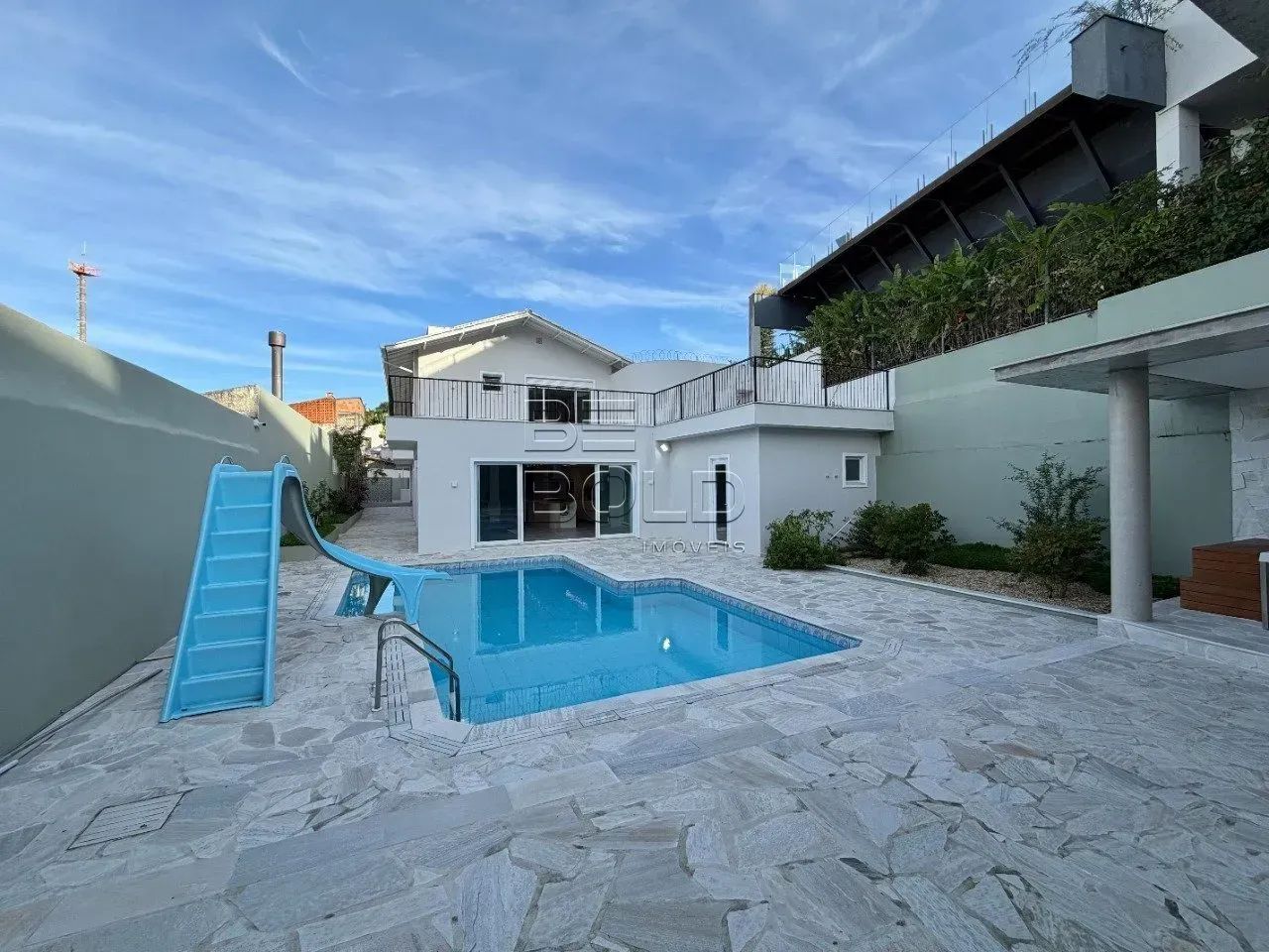 Casa alto padrão totalmente reformada com 5 suítes em Coqueiros