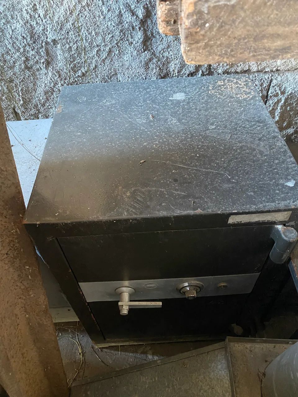 Cofre de aço.