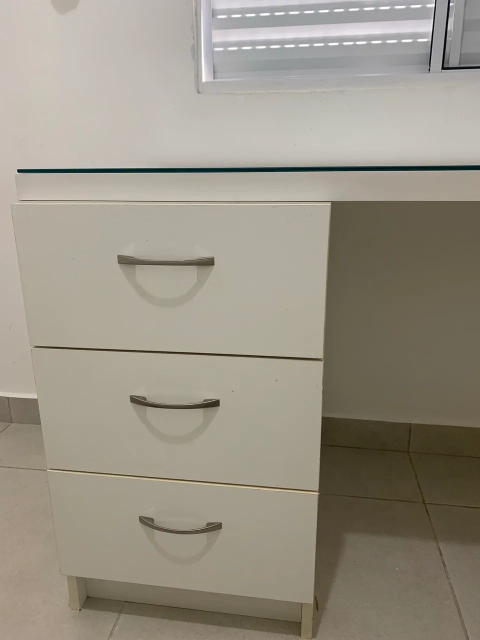 Vendo escrivaninha, 100% MDF, com três gavetas e tampo de vidro.  - Foto 3