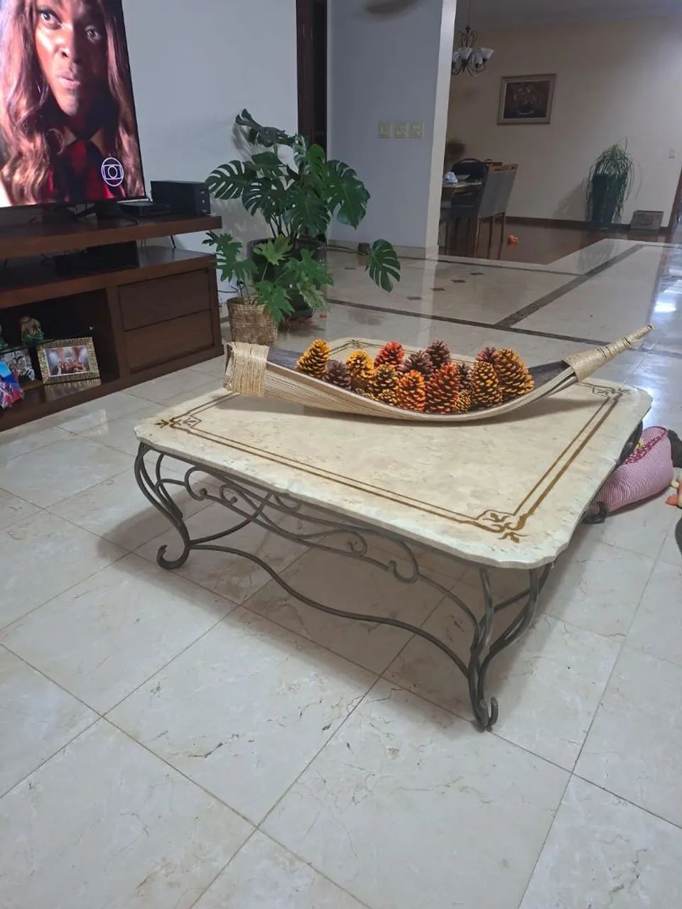 Mesa centro clássica travertino e ferro.Conservada 