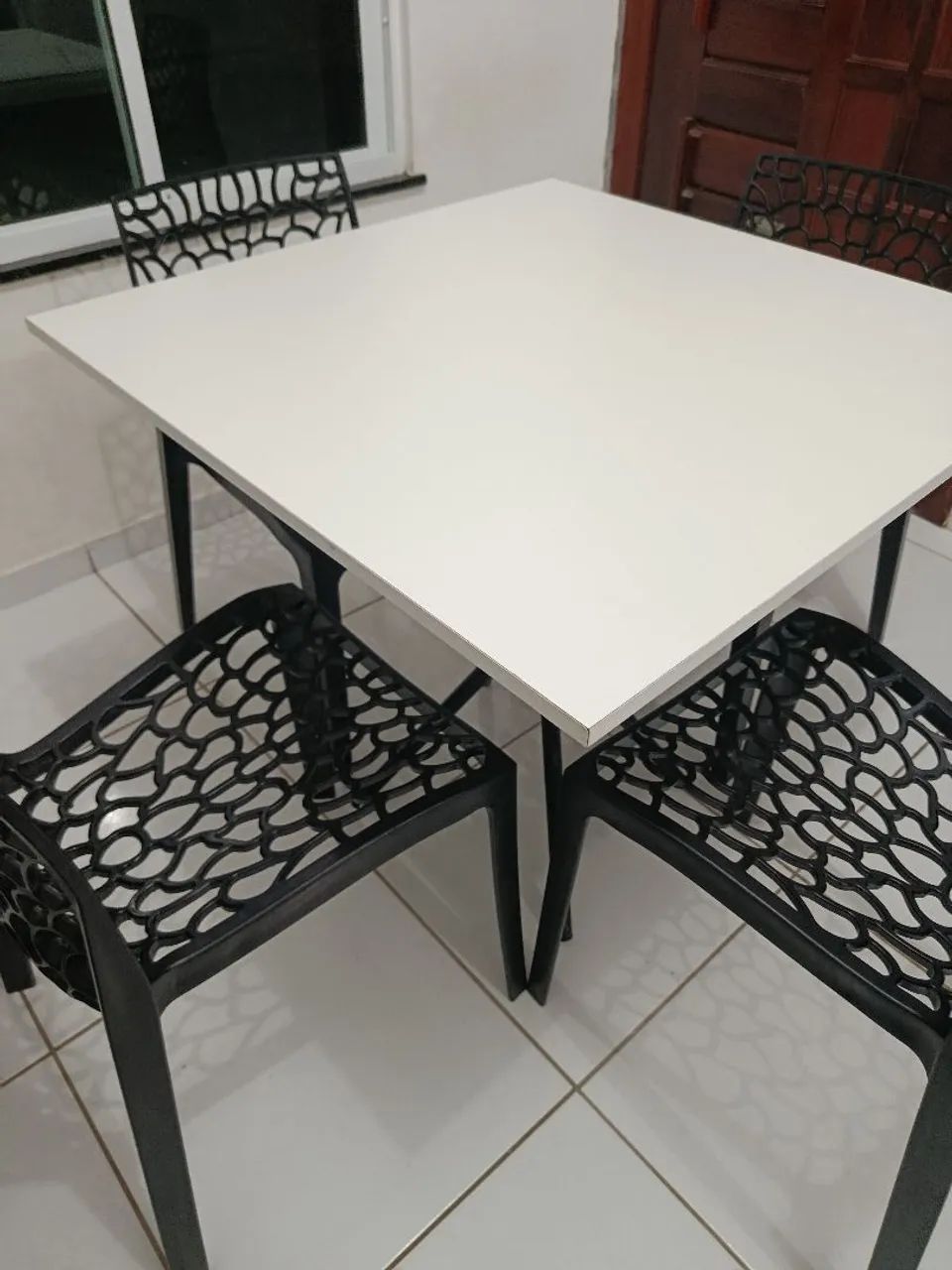 Mesa de jantar e cadeiras