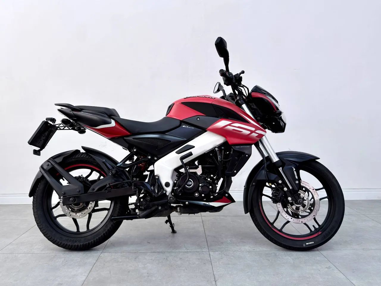 BAJAJ DOMINAR 160 ABS