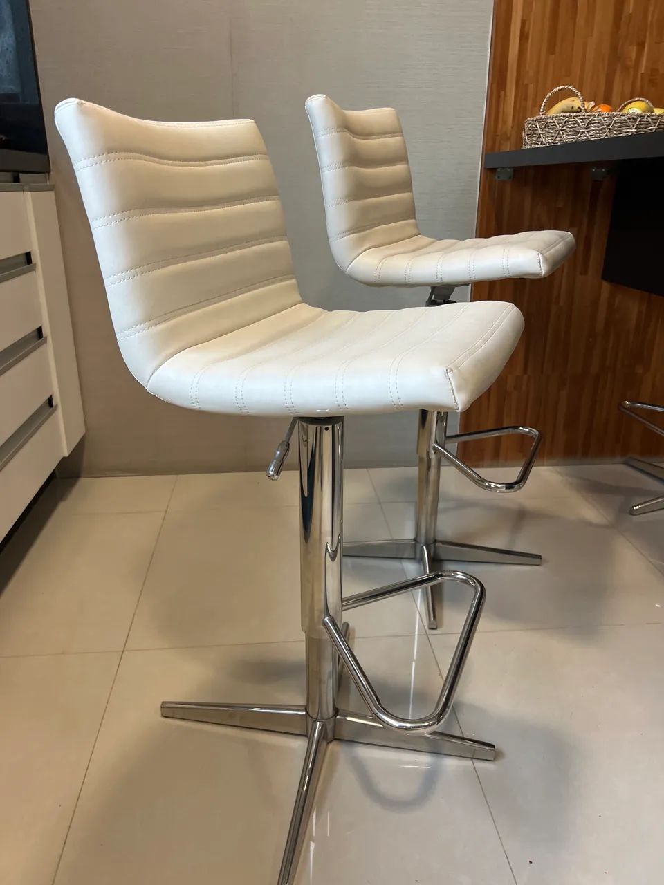 4 Banquetas reguláveis e giratórias.