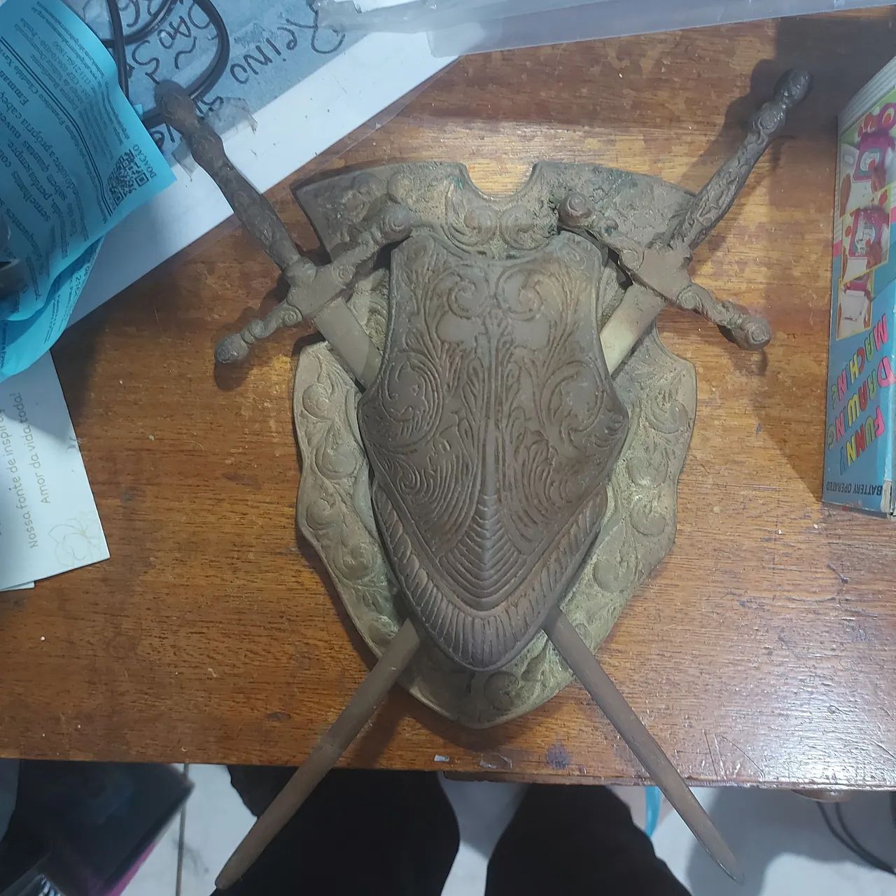 Brasão antigo em bronze espadas cruzada