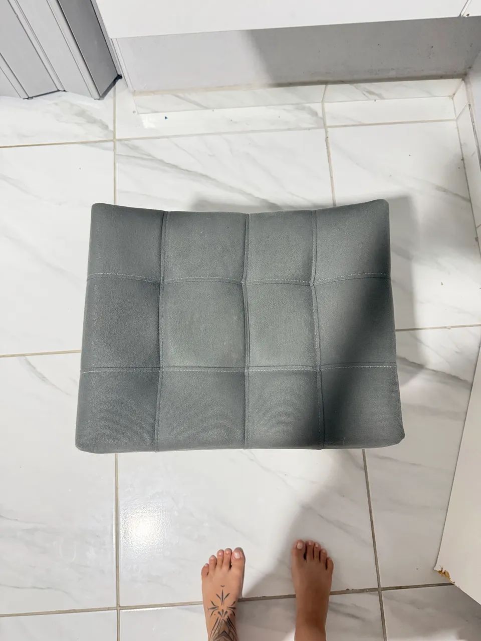 Banqueta estofada com pés de madeira ? R$180 - Foto 4