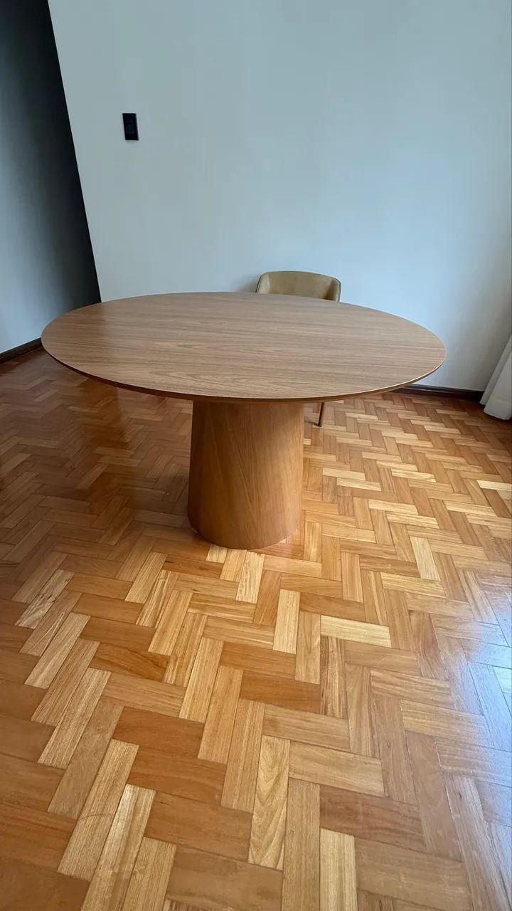 Mesa de madeira redonda 