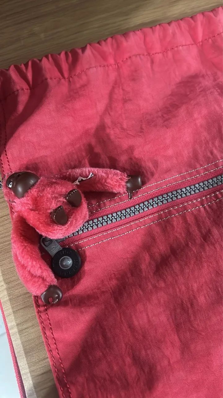 Mochila saco Kipling bem nova acompanha macaquinho  - Foto 2