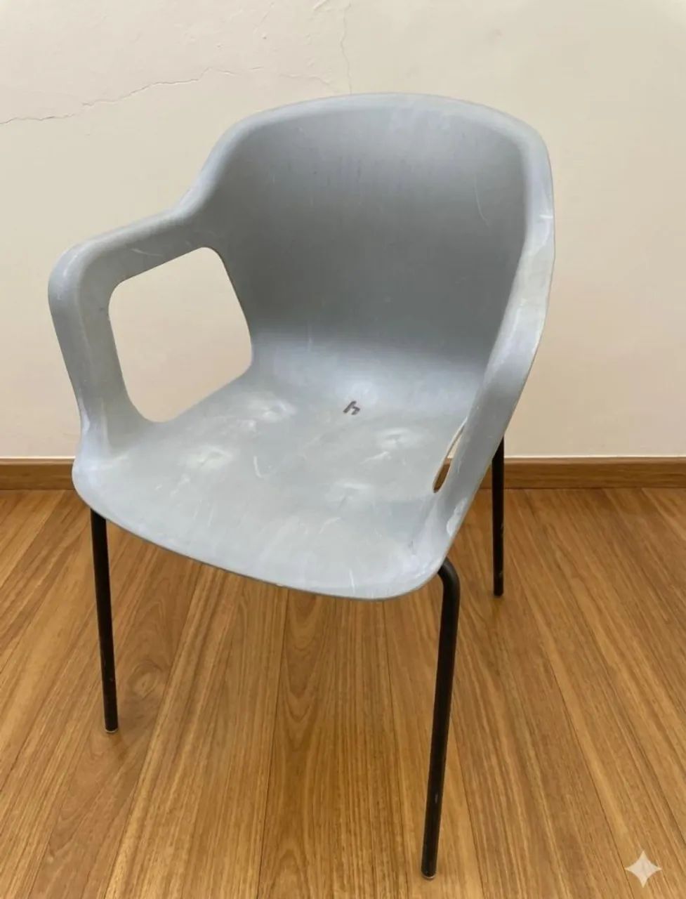Cadeira Plástico reforçado com pé de ferro - Foto 2
