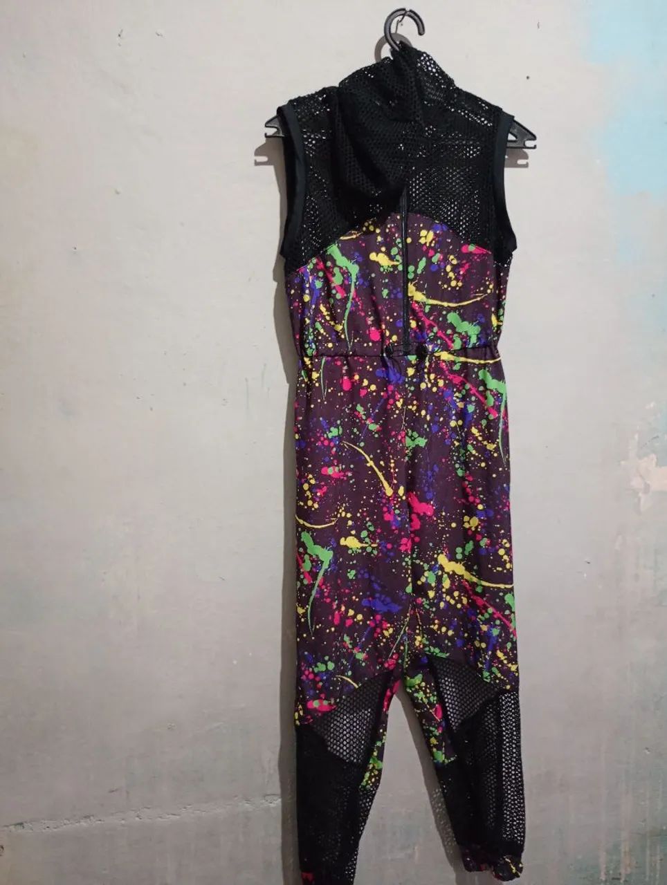Roupa respingos tinta , possui capuz . 