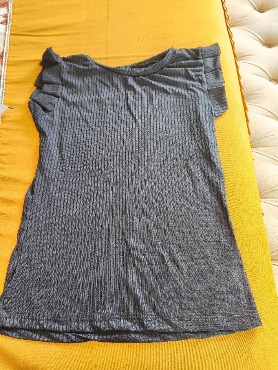 Blusas caneladas novas