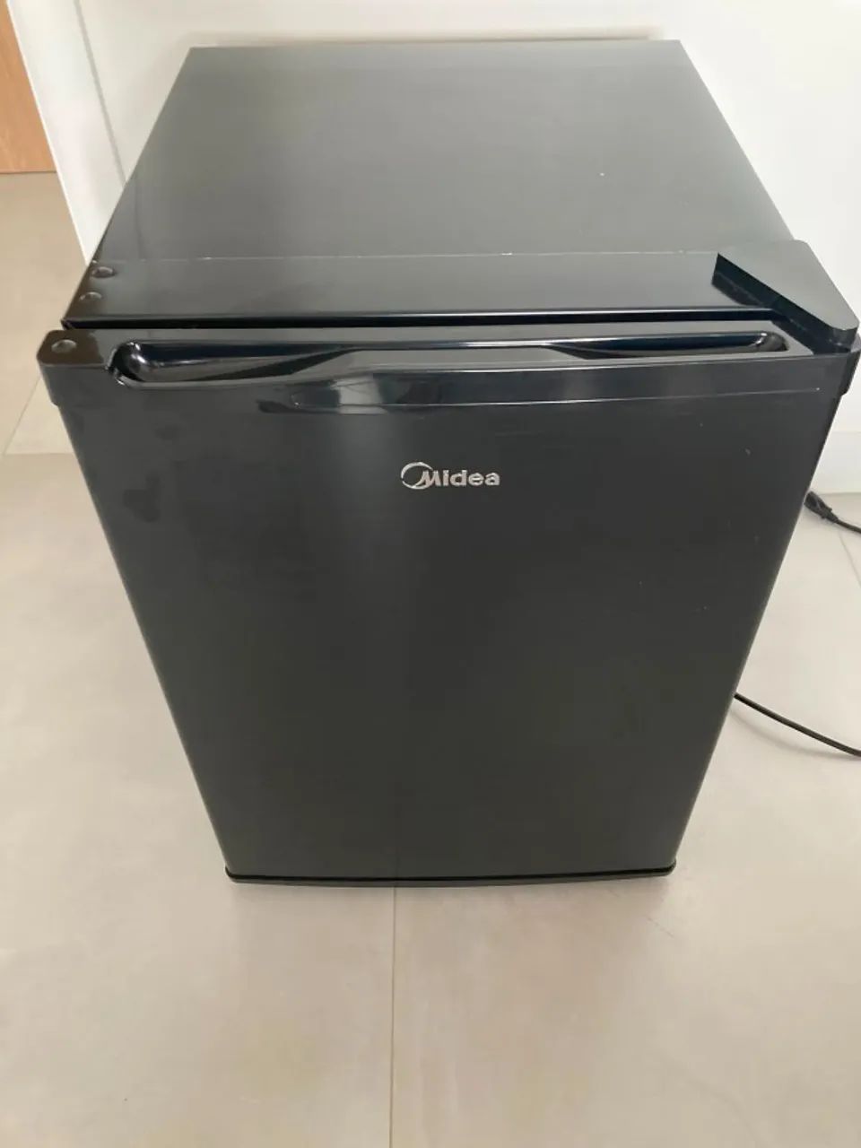 Frigobar Black Edition 67 Litros - Midea