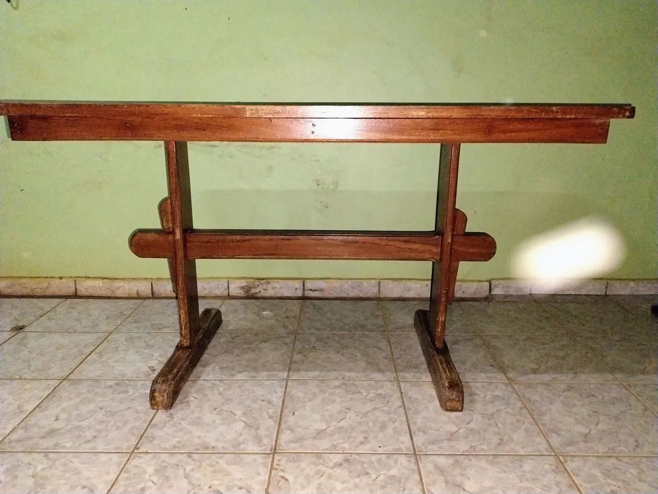 Mesa de jantar de madeira resistente com cadeiras - Foto 2