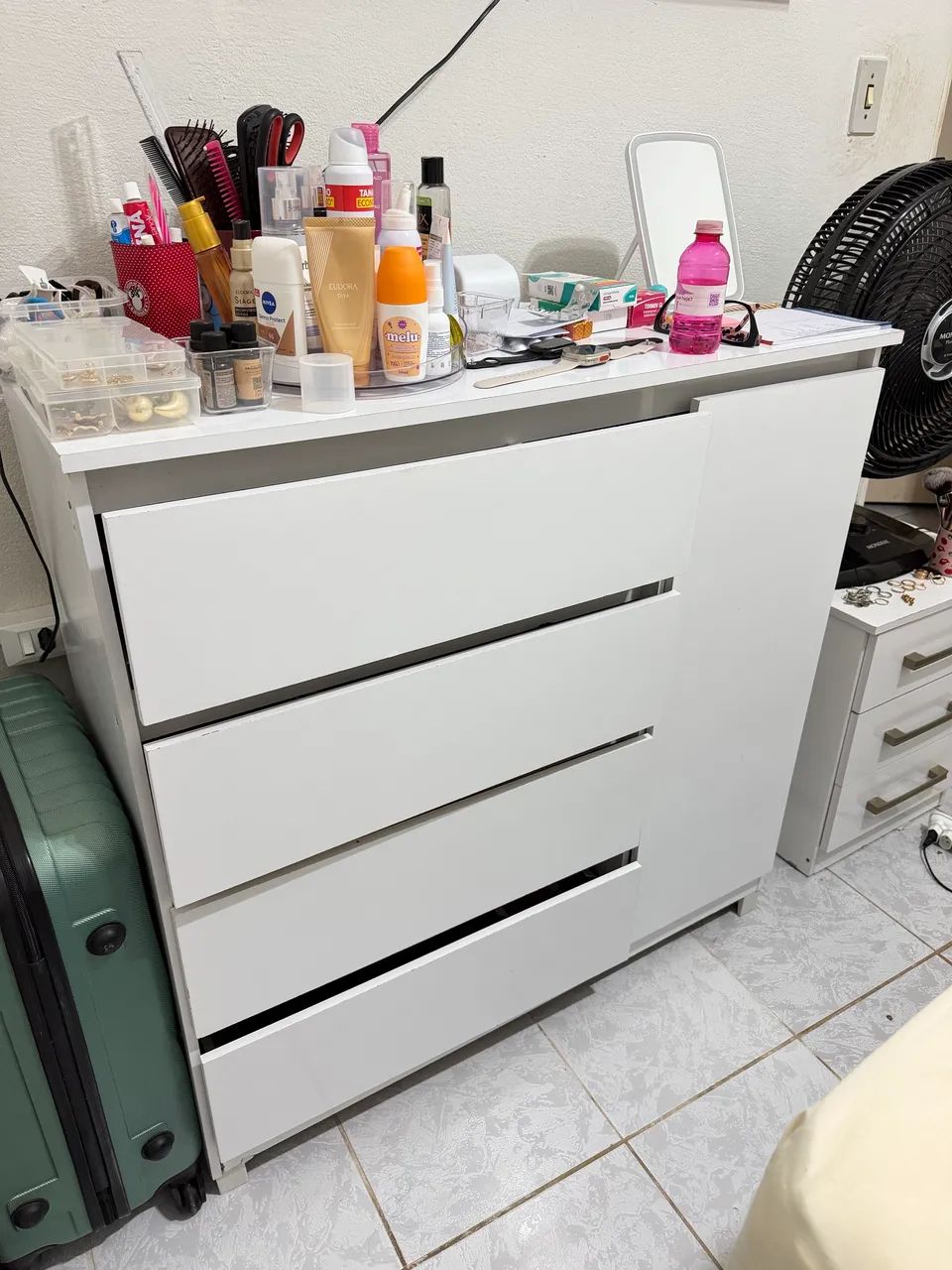 Vende-se cômoda com 4 gavetas + compartimentos 