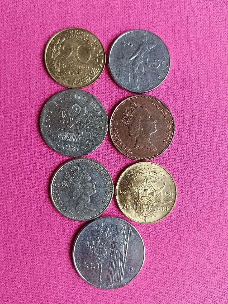 Lote com 24 Moedas Estrangeiras - Foto 3