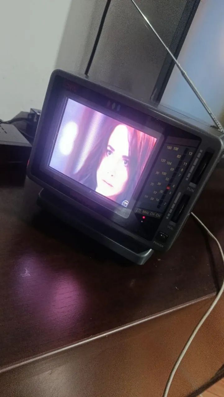 Tv  colorida e rádio 5 polegadas. Retrô toda funcionando. Muito top.  - Foto 3