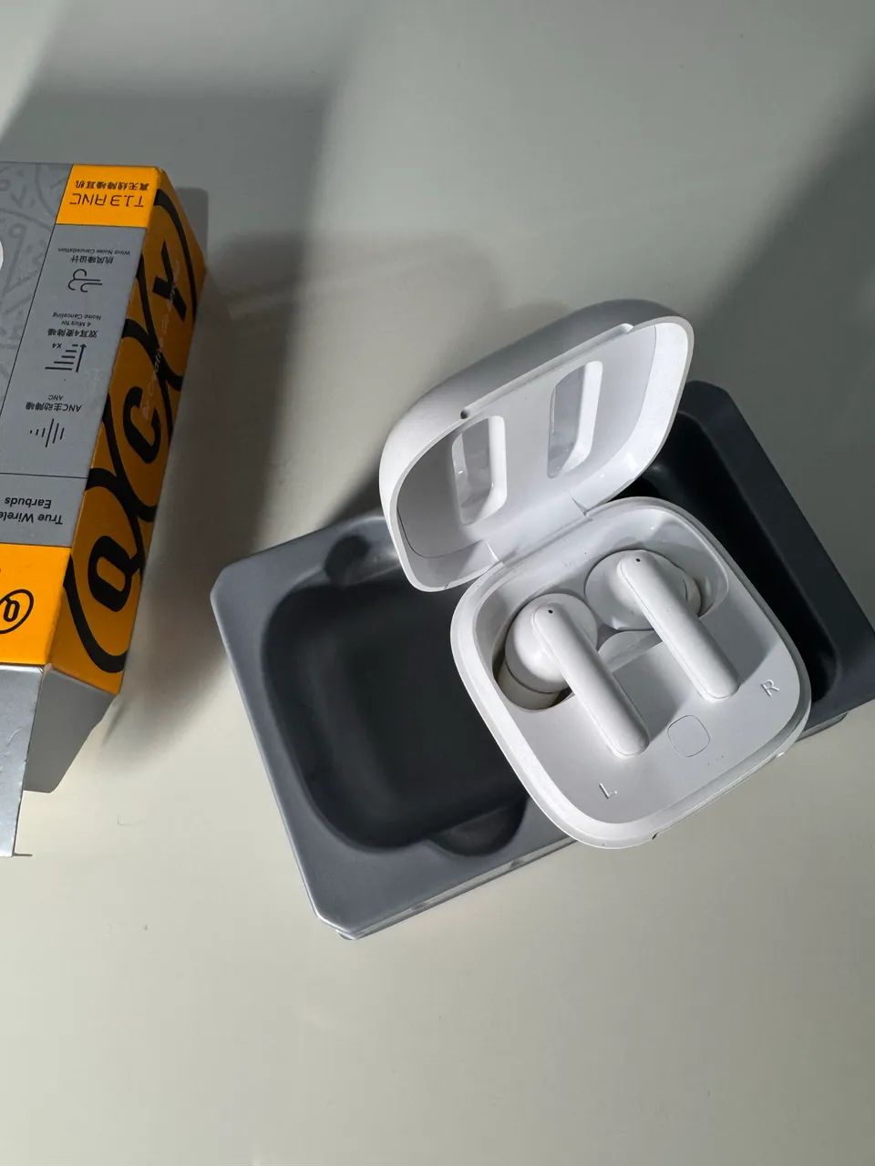 Fone Bluetooth QCY com cancelamento de ruído