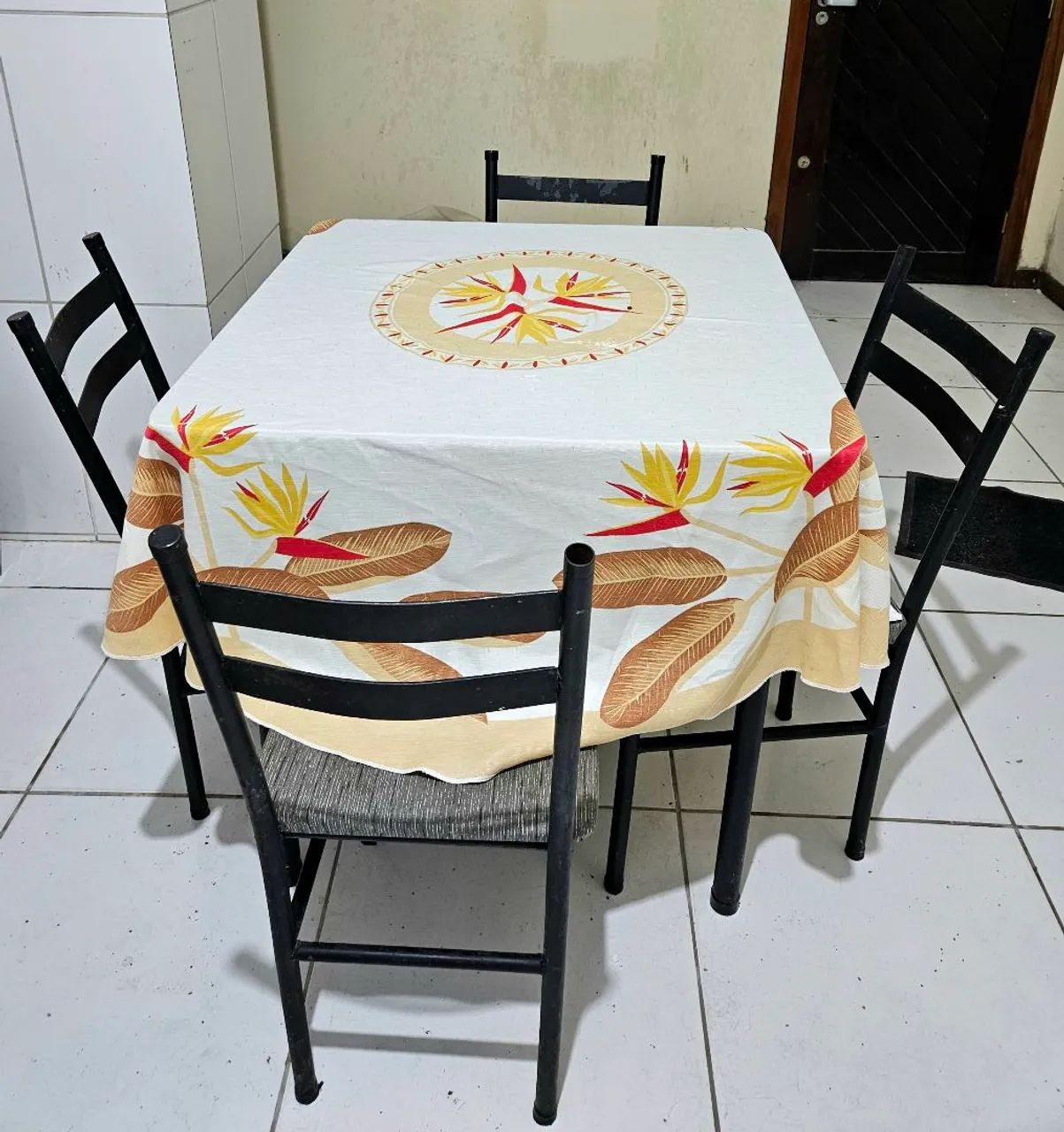 Masa com 4 cadeira de ferro estafada 