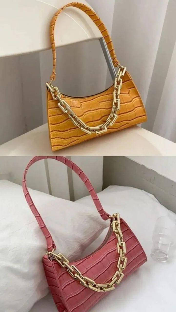 Bolsa com textura croco e corrente 