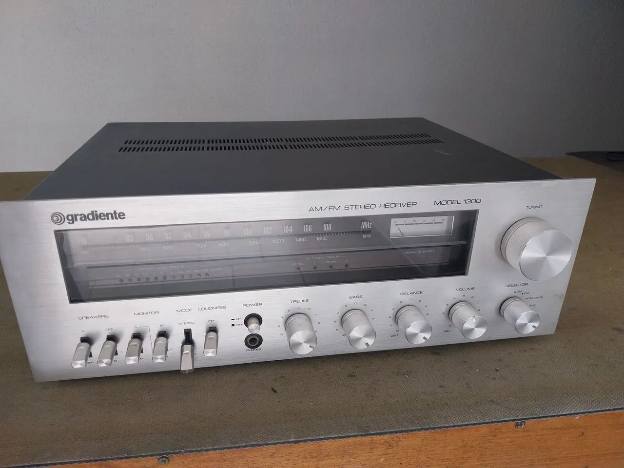 Vendo receiver Gradiente model 1300 conservado e funcional.