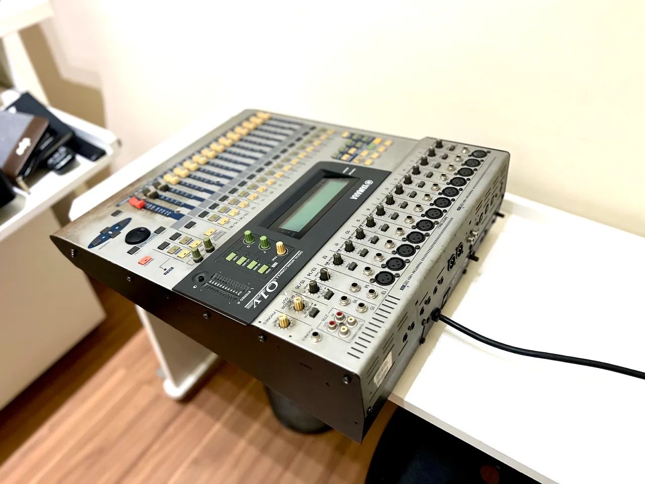 Mesa digital Yamaha 01V . - Foto 2