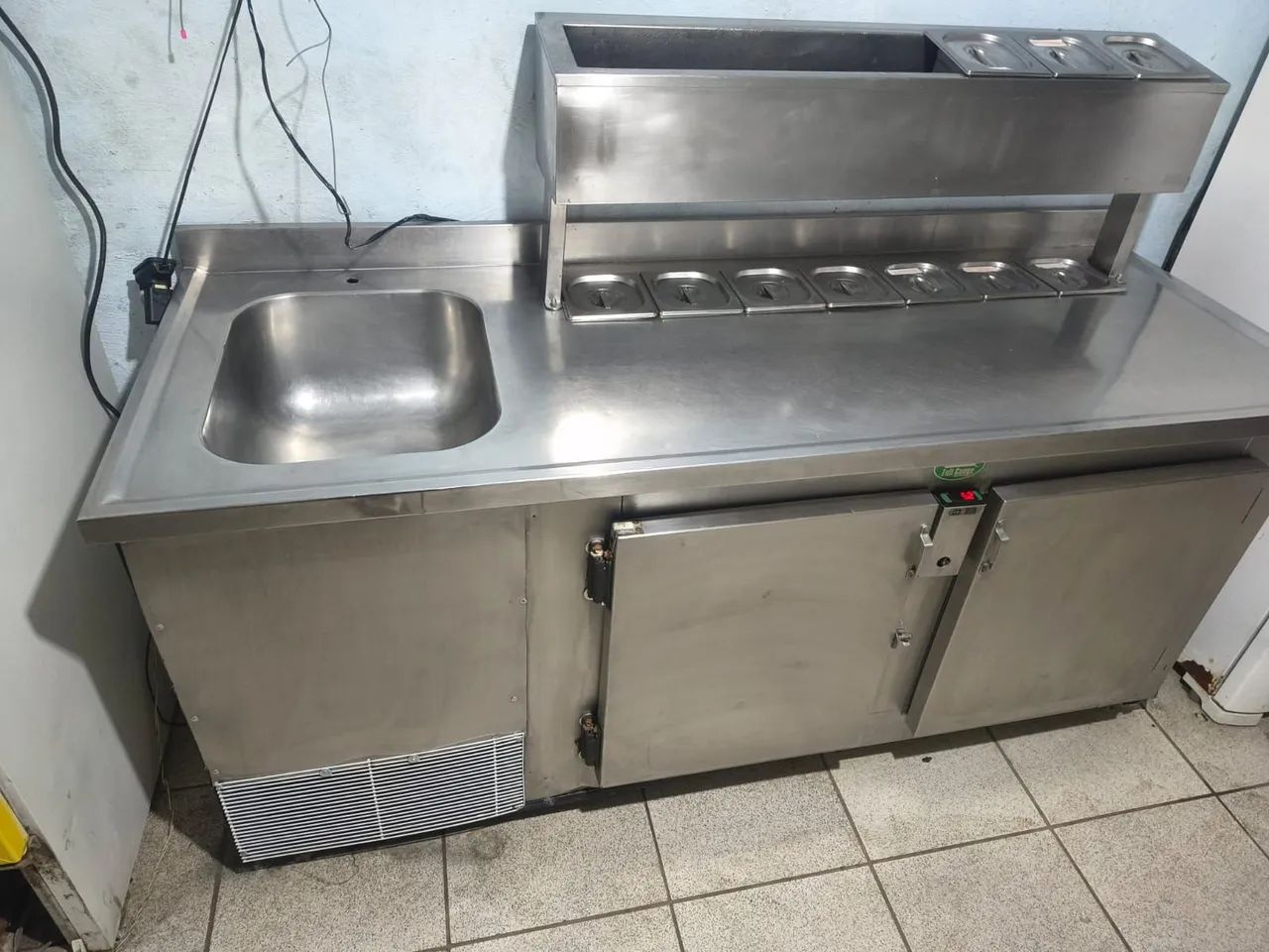 Balcão refrigerado c/condimentadora e pia 220v ENTREGO  - Foto 2