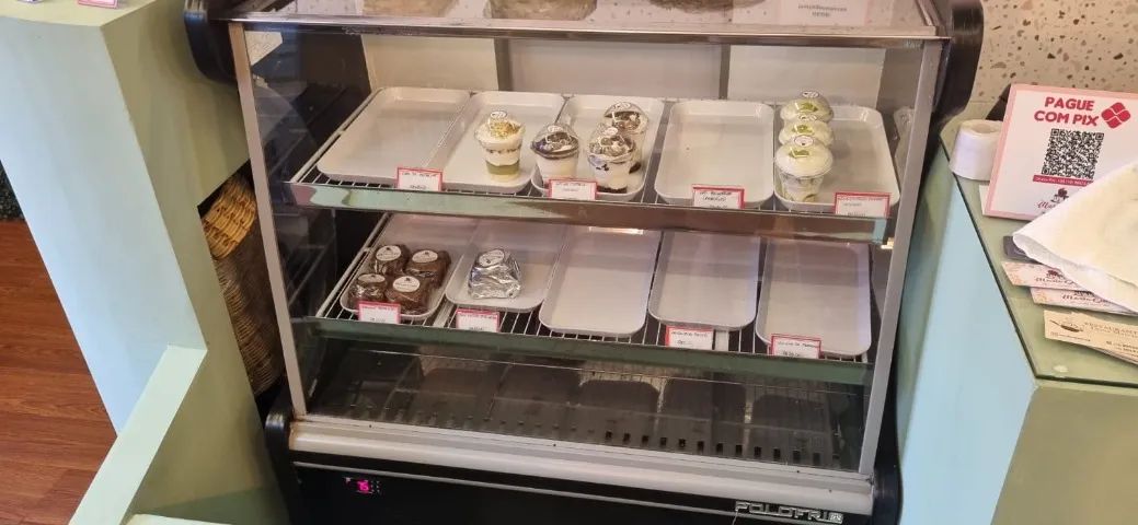 Expositora de doces, bolos e bebidas