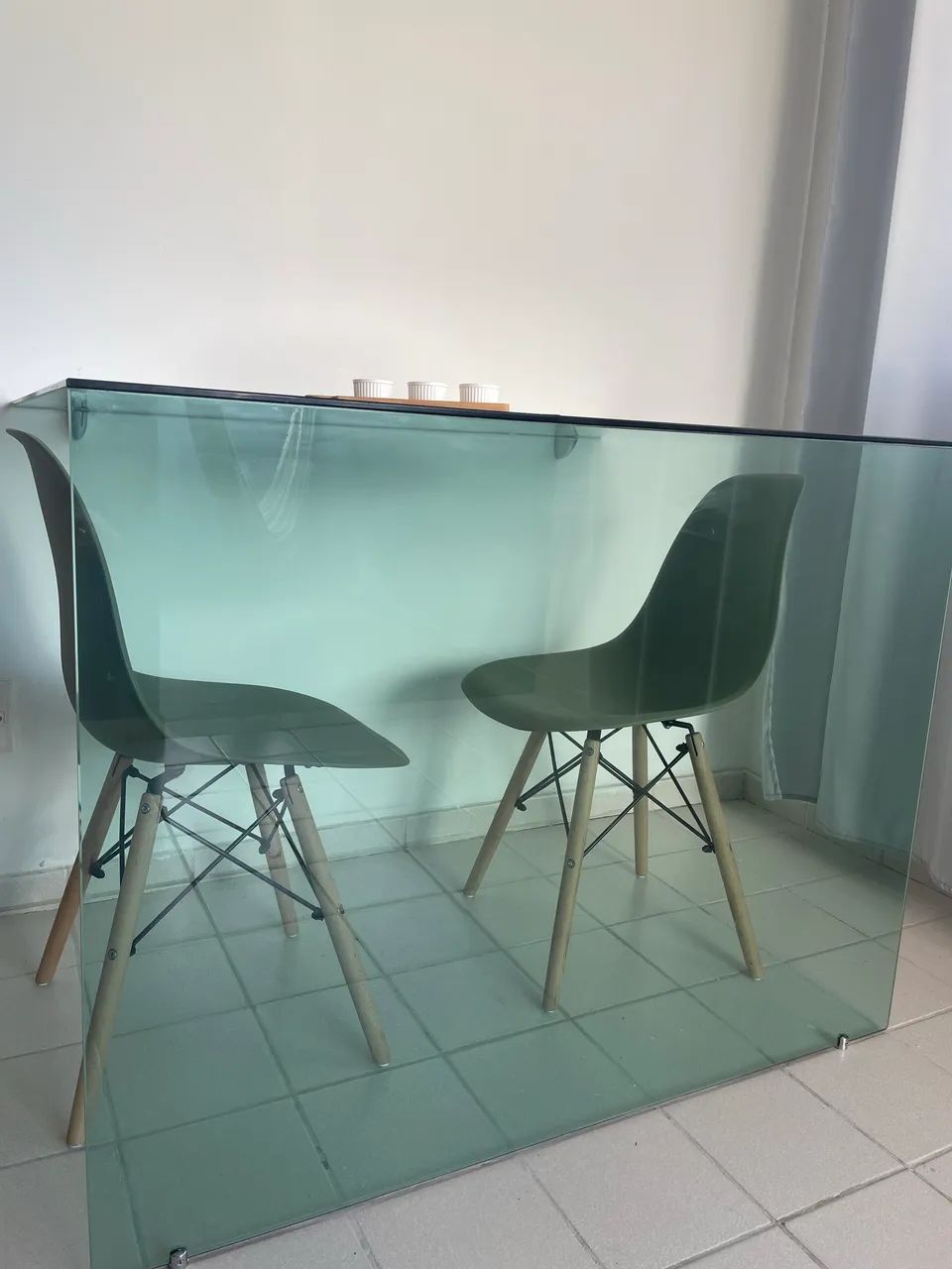 Mesa de vidro com 2 cadeiras
