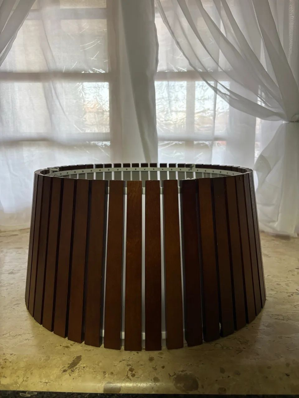 Pendente ripado accord 1094 diâmetro 70cm x 22 cm de madeira e acrílico