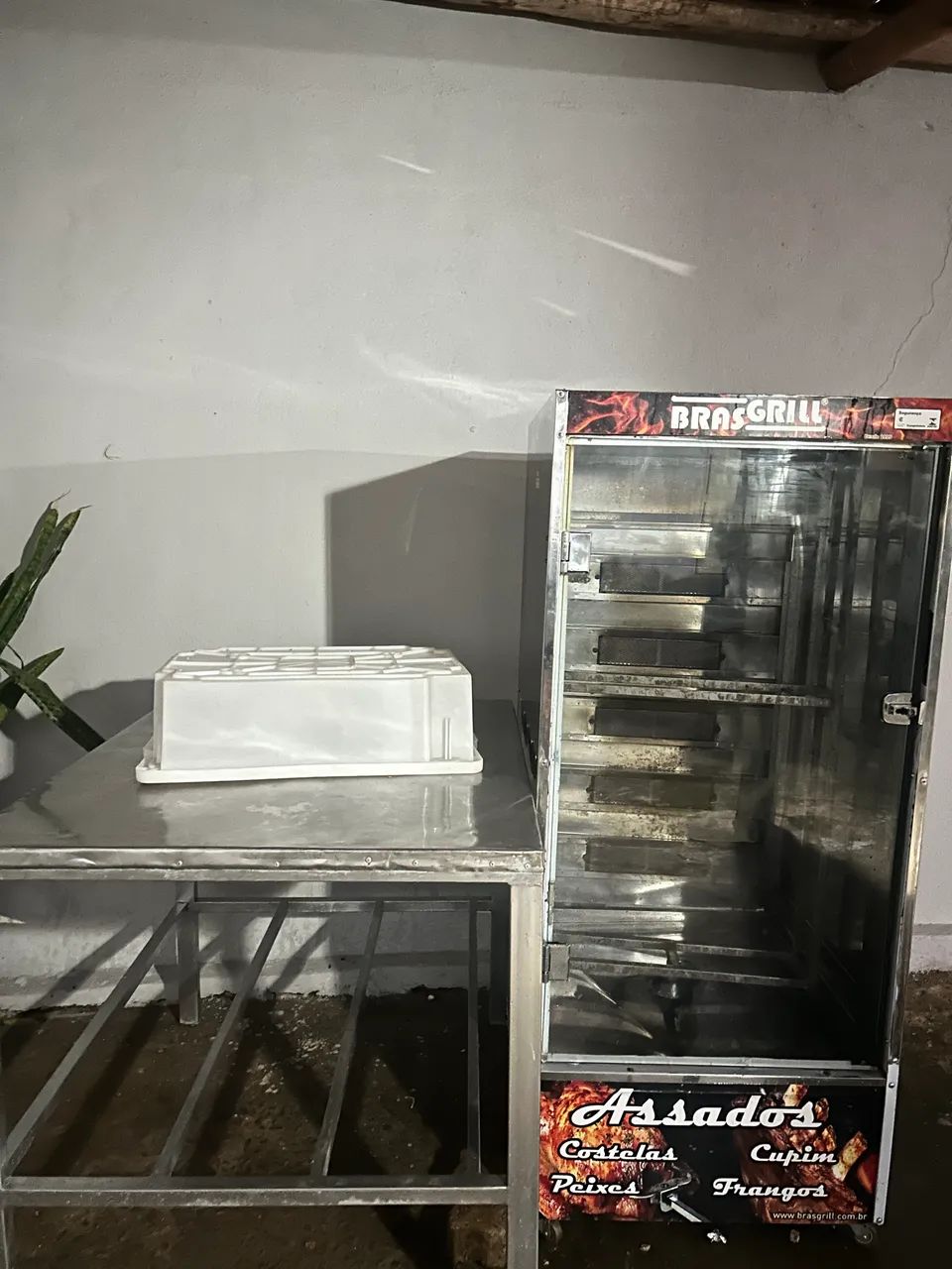 Máquina de assar frango + Mesa inox + 2 Caixa Plástica + utensílios 