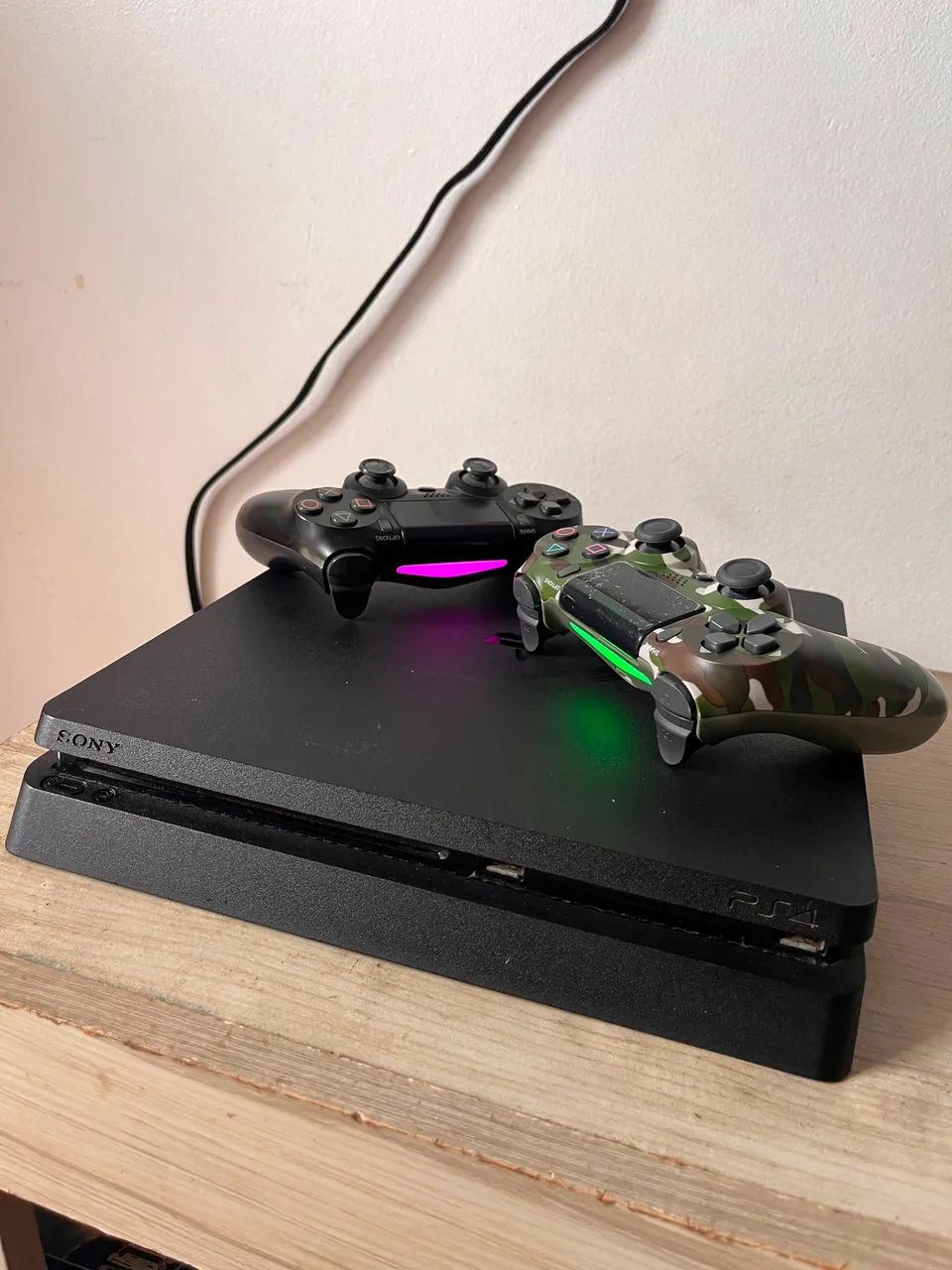 PlayStation 4 1 terá + 2 controles e contra grátis com jogos  - Foto 2