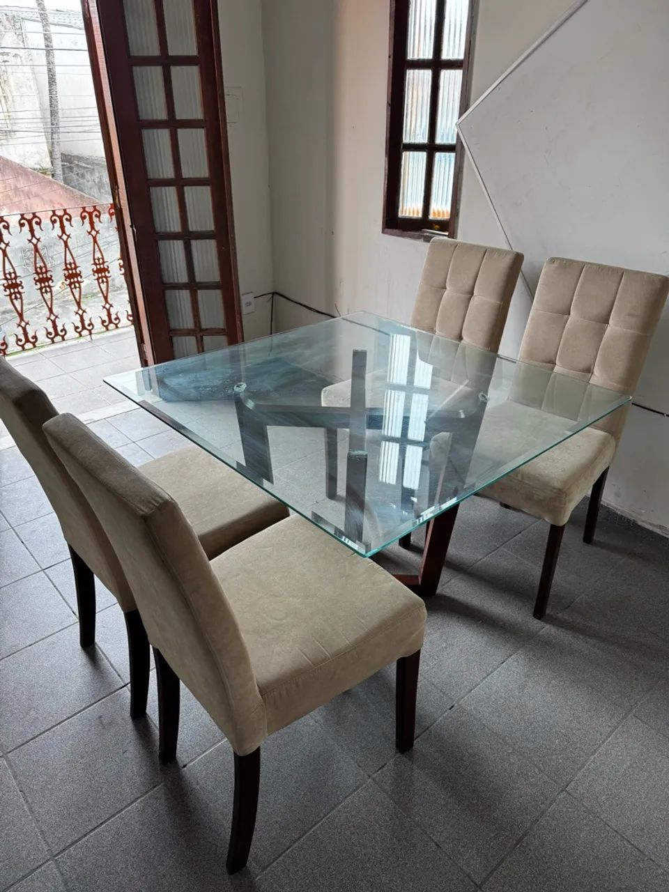 Jogo de mesa e 4 cadeiras  - Foto 2