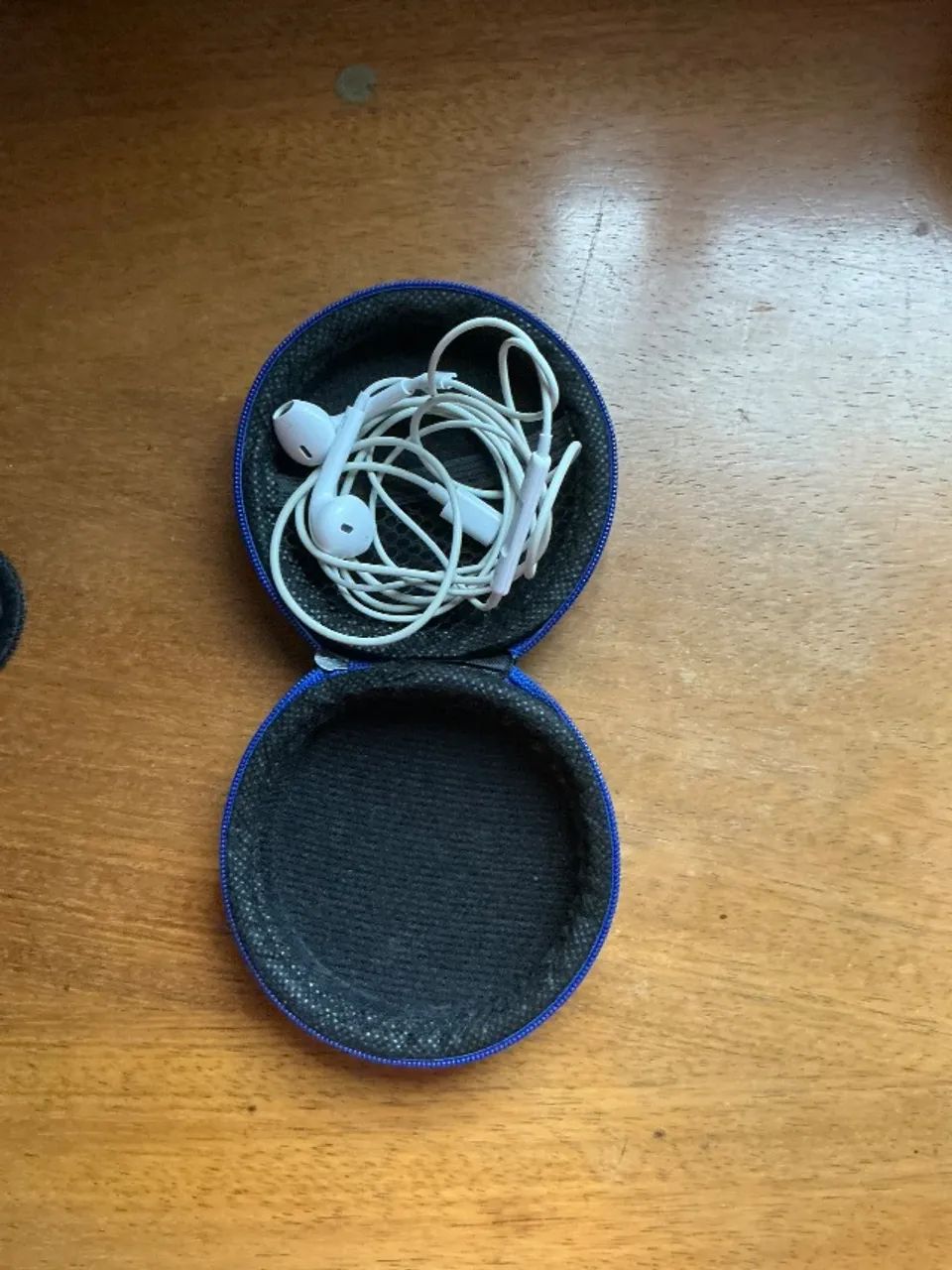 Fone para iPhone até modelo X com cabo.