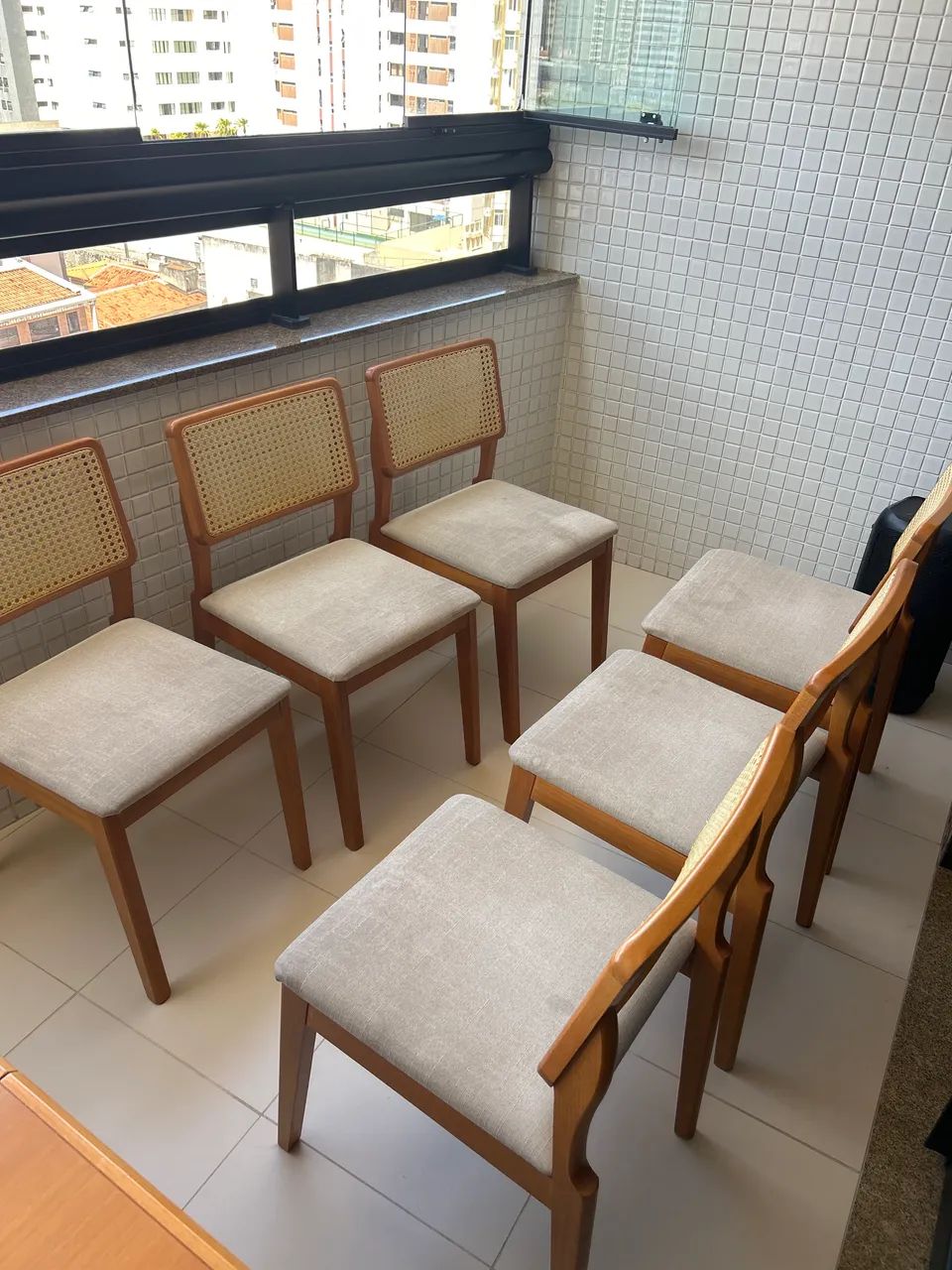 Mesa de madeira com 6 cadeiras. - Foto 2