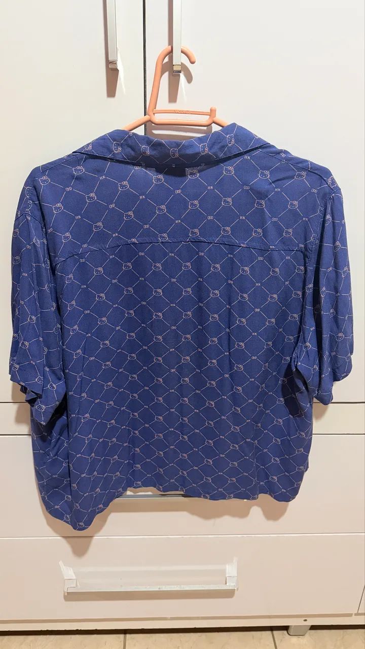 Camisa Azul De botão Hello Kitty - Foto 2