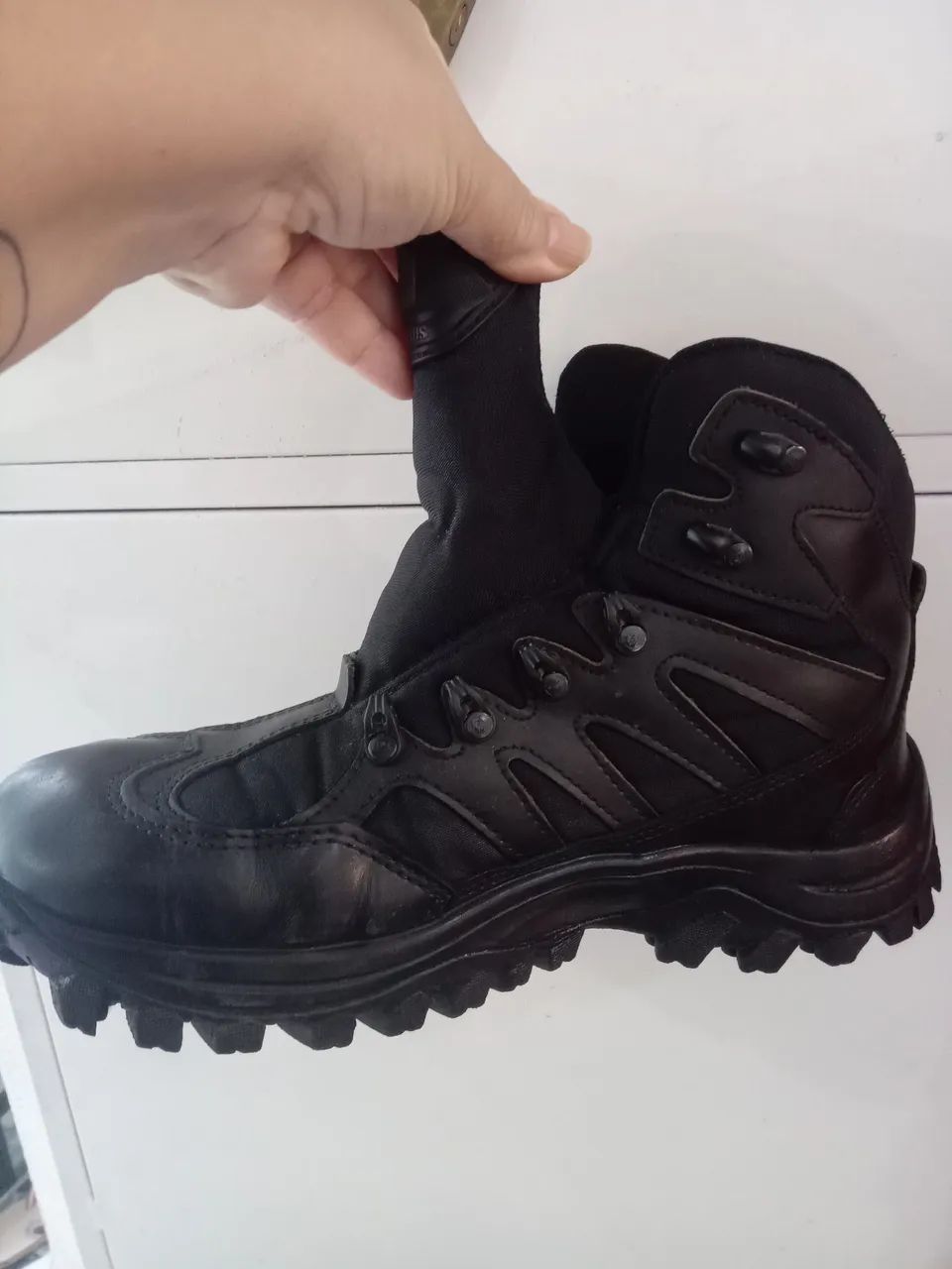Bota Invictus estilo coturno 
