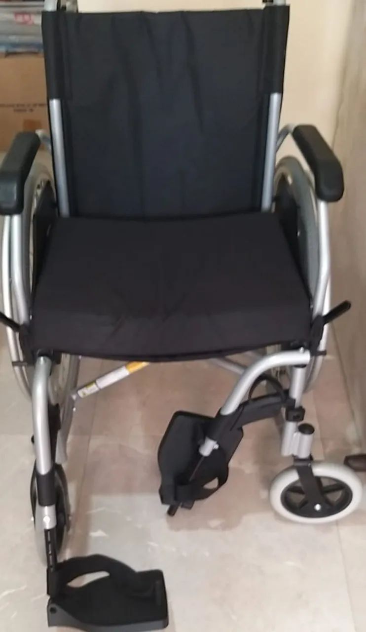 Cadeira de Rodas Manual D600 em alumínio Dellamed 48cm. Com almofada AirBasic Dellamed 